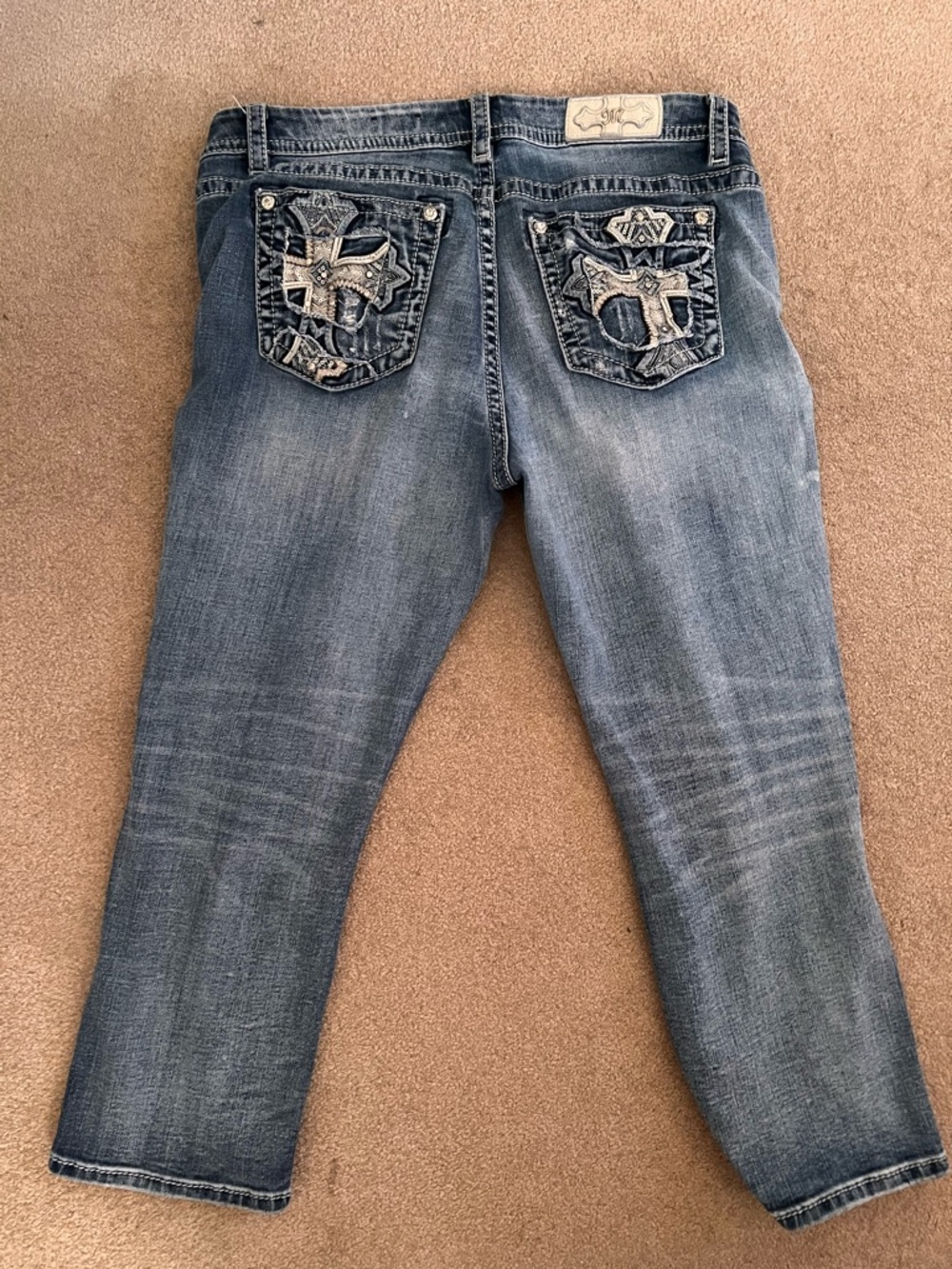 Miss Me Light Washed Mid-Rise Crop Jeans
Front button is missing